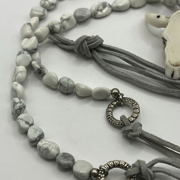 Skull with marble stone and leather necklace. - Picture 2 of 7